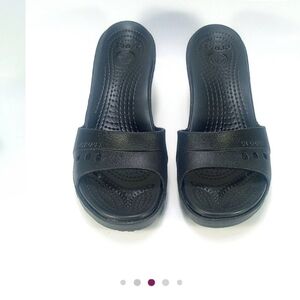 Size:8. NEARLY NEW!! CROCS Women's Black Slide Mules